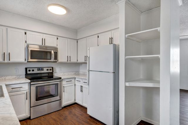 1936 N Golden Avenue, Springfield, MO 65802