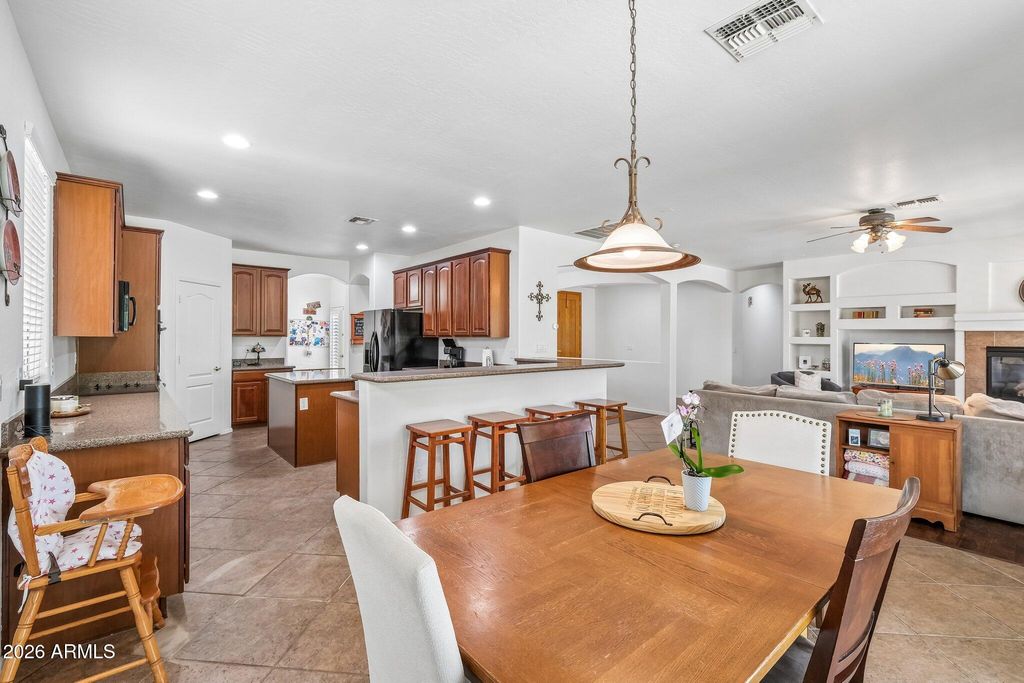 Image 10 of property listing at 6114 W HEDGEHOG Place, Phoenix, AZ 85083