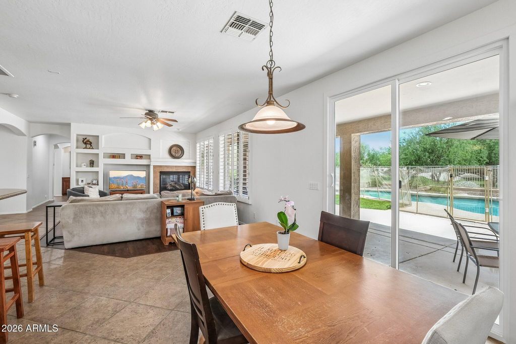 Image 11 of property listing at 6114 W HEDGEHOG Place, Phoenix, AZ 85083