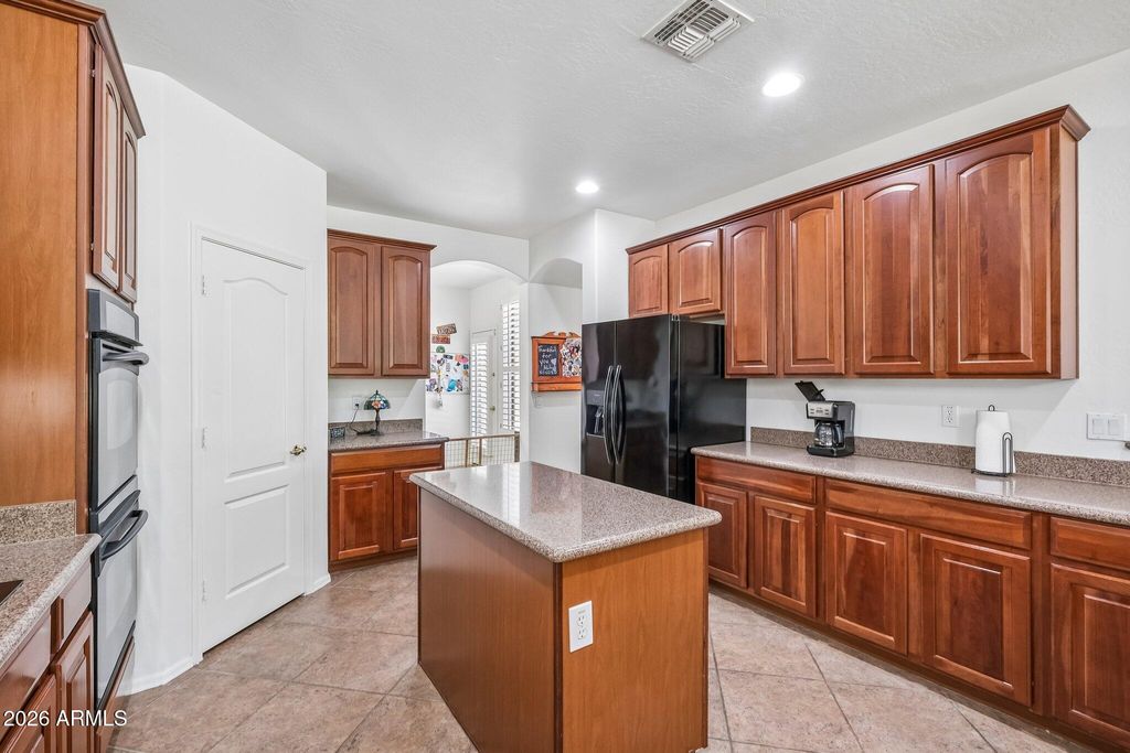 Image 13 of property listing at 6114 W HEDGEHOG Place, Phoenix, AZ 85083