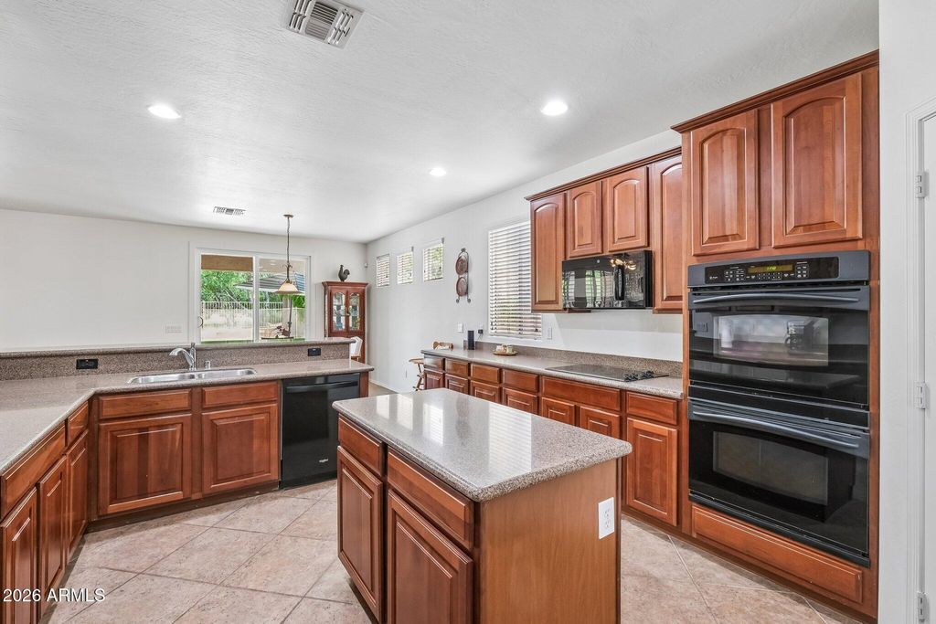 Image 14 of property listing at 6114 W HEDGEHOG Place, Phoenix, AZ 85083