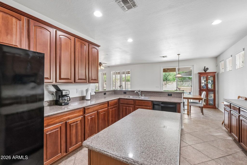 Image 15 of property listing at 6114 W HEDGEHOG Place, Phoenix, AZ 85083