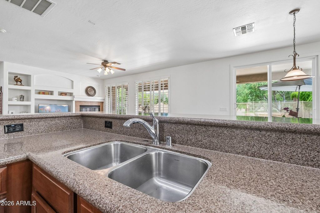 Image 16 of property listing at 6114 W HEDGEHOG Place, Phoenix, AZ 85083