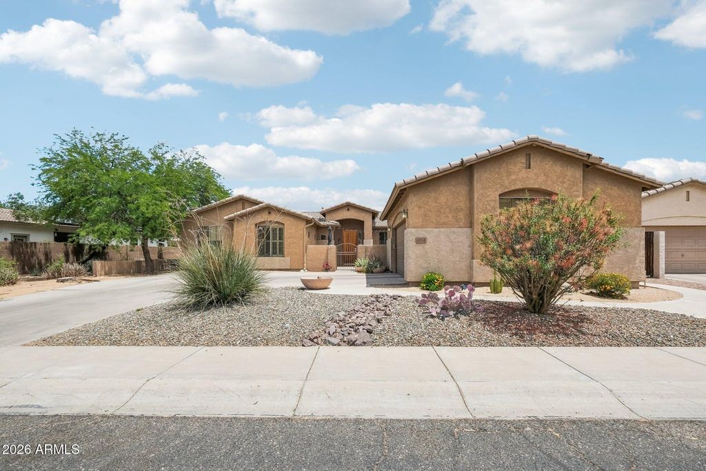 Image 2 of property listing at 6114 W HEDGEHOG Place, Phoenix, AZ 85083