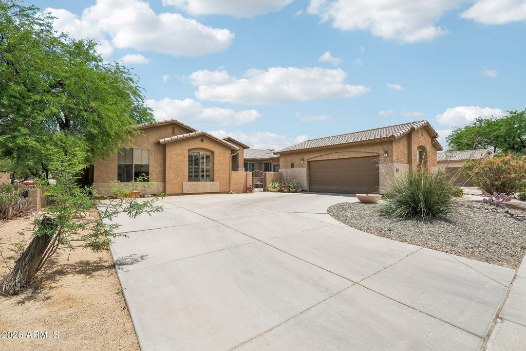 Image 3 of property listing at 6114 W HEDGEHOG Place, Phoenix, AZ 85083