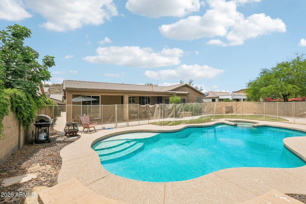 Image 37 of property listing at 6114 W HEDGEHOG Place, Phoenix, AZ 85083