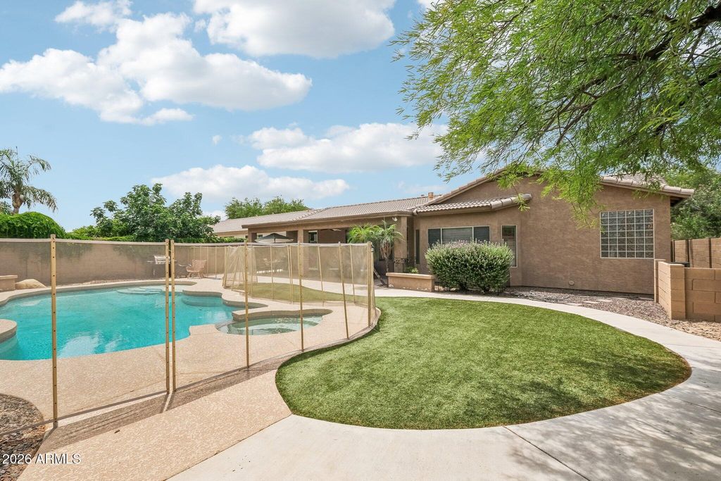 Image 38 of property listing at 6114 W HEDGEHOG Place, Phoenix, AZ 85083