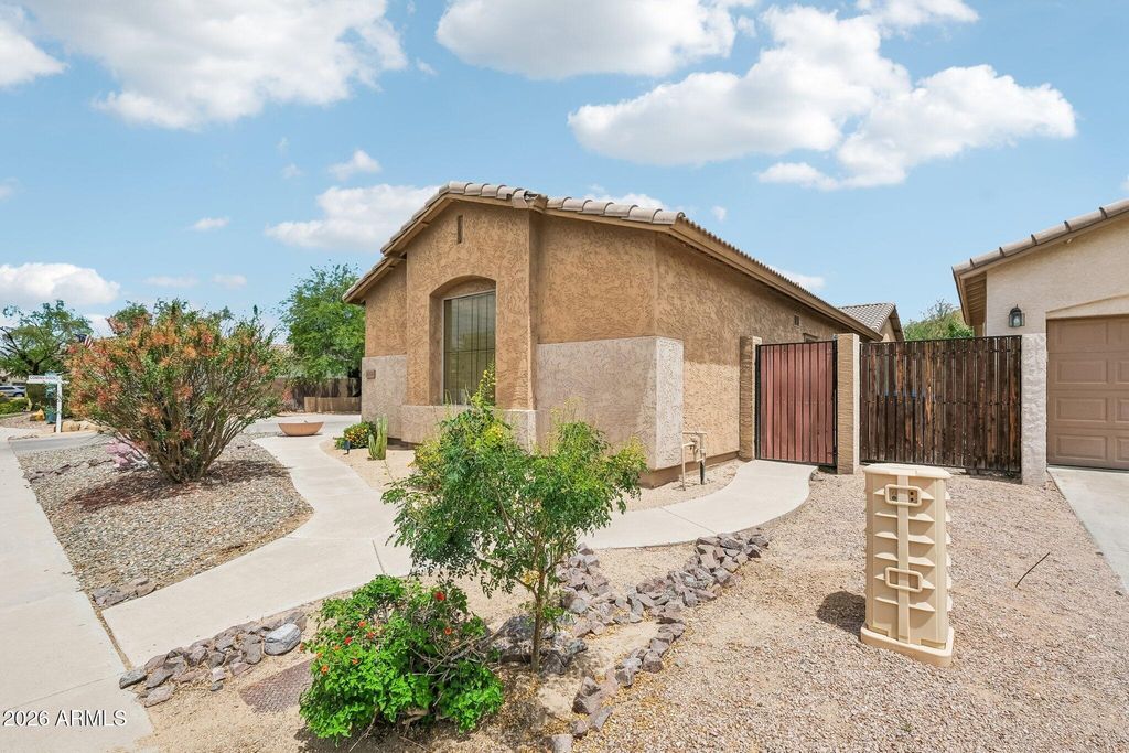 Image 4 of property listing at 6114 W HEDGEHOG Place, Phoenix, AZ 85083