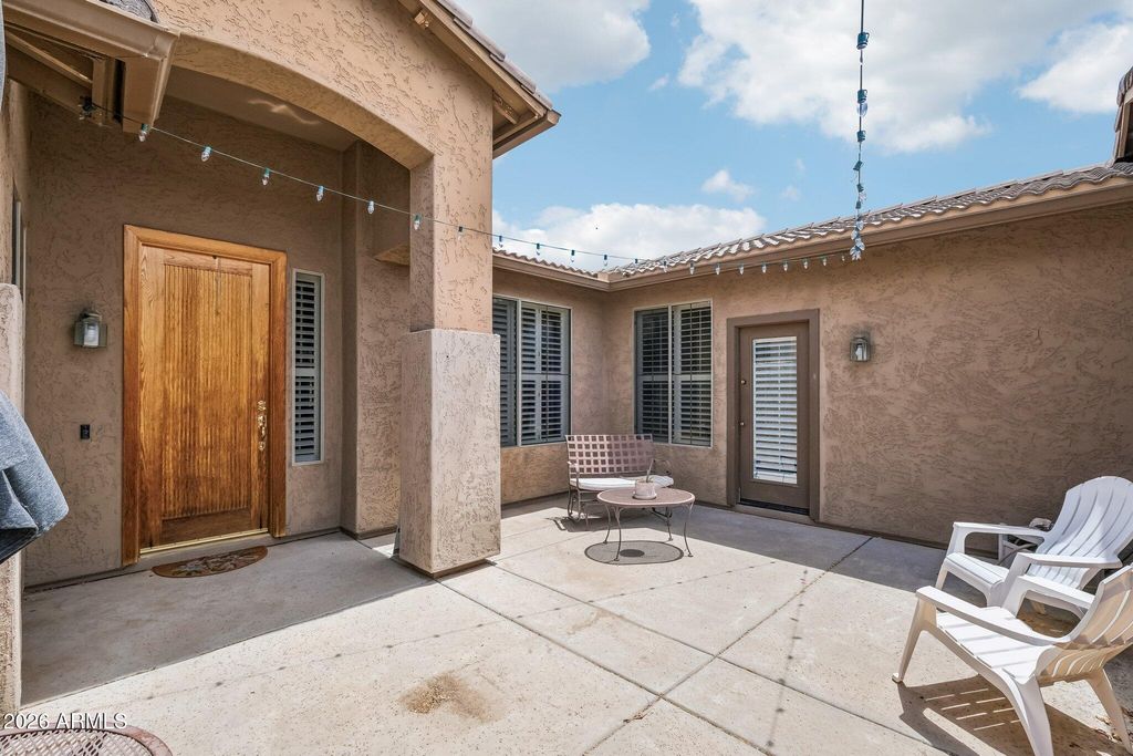 Image 5 of property listing at 6114 W HEDGEHOG Place, Phoenix, AZ 85083