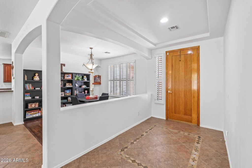 Image 6 of property listing at 6114 W HEDGEHOG Place, Phoenix, AZ 85083