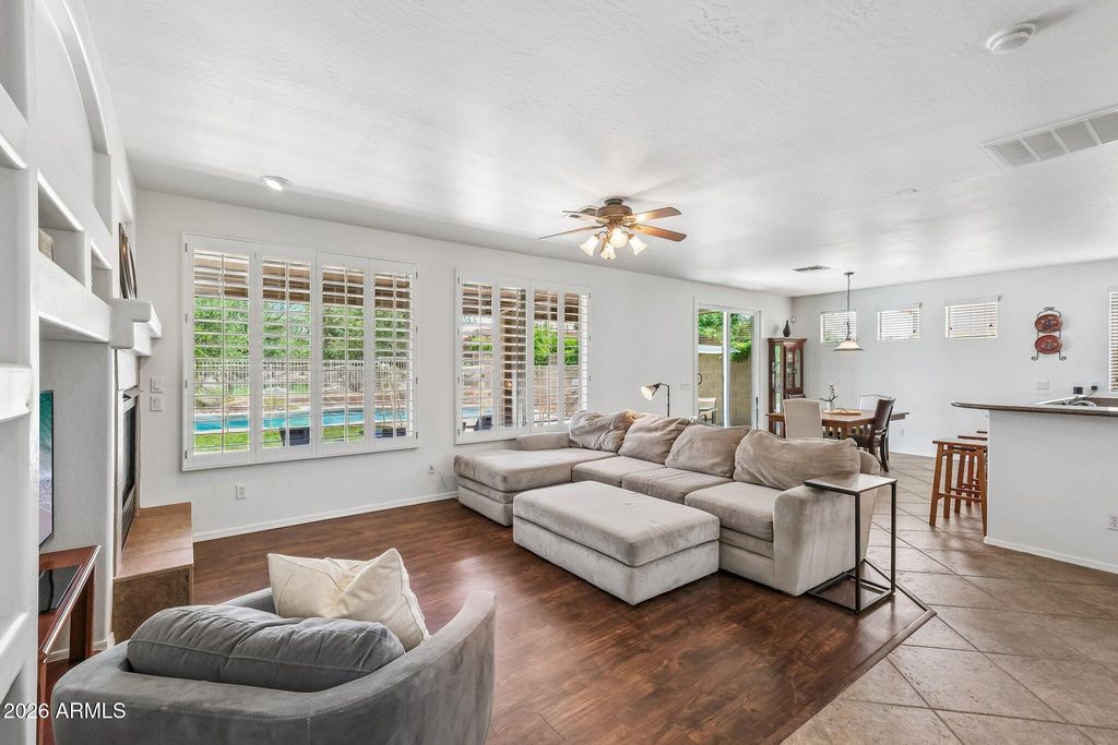 Image 7 of property listing at 6114 W HEDGEHOG Place, Phoenix, AZ 85083