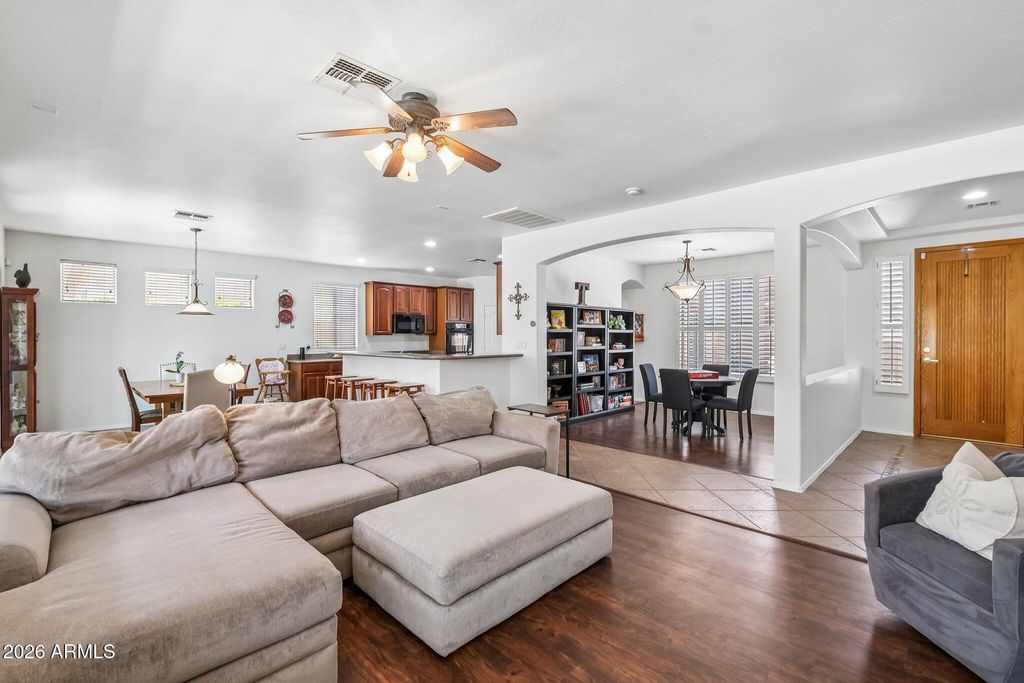Image 9 of property listing at 6114 W HEDGEHOG Place, Phoenix, AZ 85083