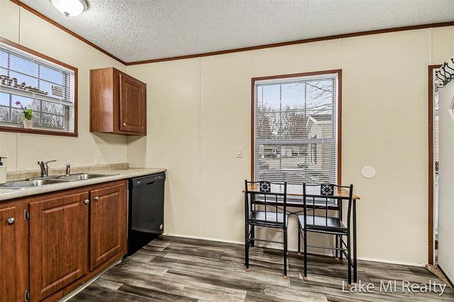 224 S Kenbrook Street, Grand Rapids, MI 49548