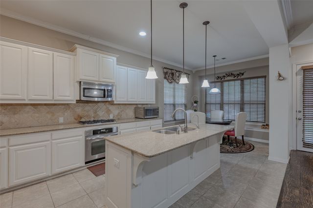 8313 Bayberry Avenue, Lantana, TX 76226