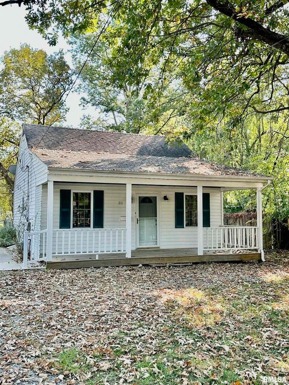 Image 1 of property listing at 211 WILLIAM Street, Salem, IL 62881