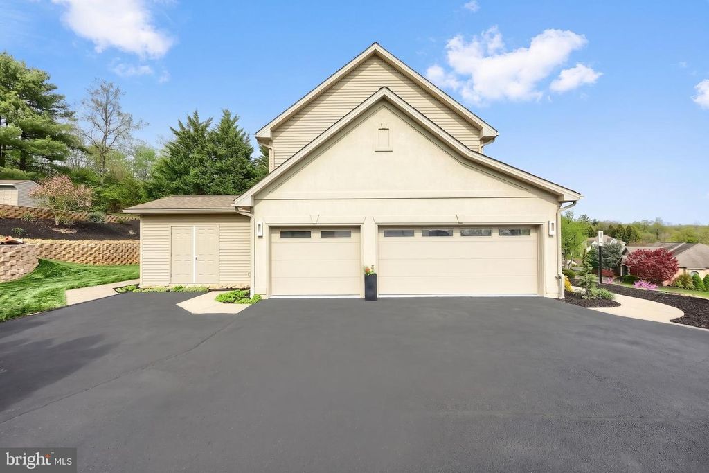 Image 10 of property listing at 2252 SPANGLER CIR, York, PA 17406