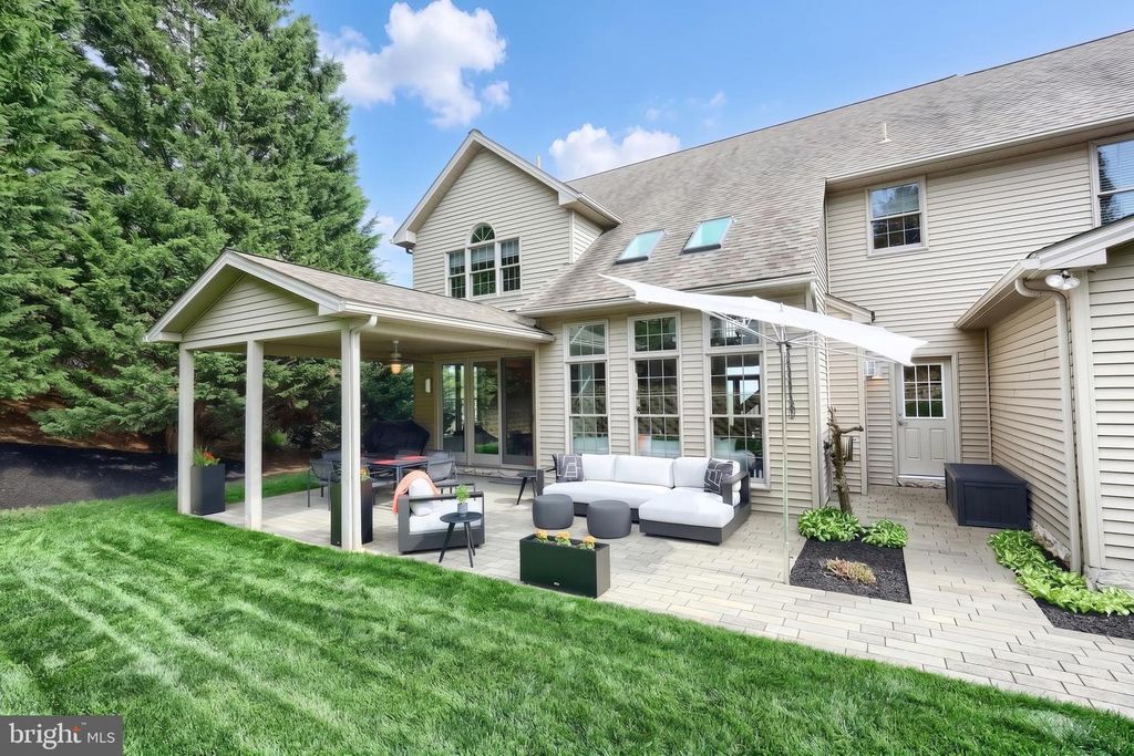 Image 12 of property listing at 2252 SPANGLER CIR, York, PA 17406