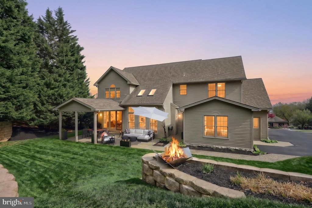 Image 2 of property listing at 2252 SPANGLER CIR, York, PA 17406