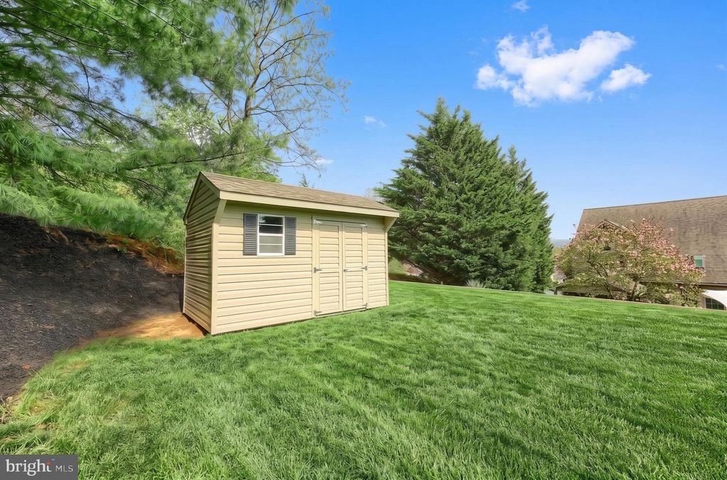 Image 57 of property listing at 2252 SPANGLER CIR, York, PA 17406