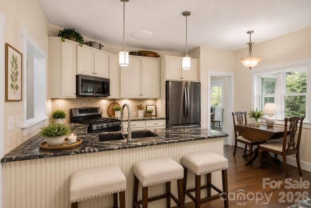 725 W Pine Street, Hendersonville, NC 28739