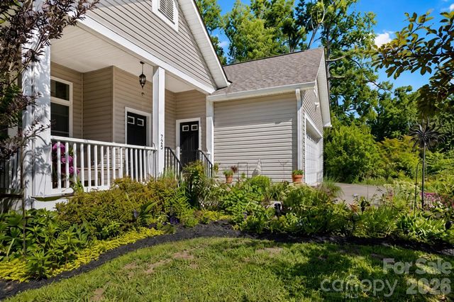 725 W Pine Street, Hendersonville, NC 28739