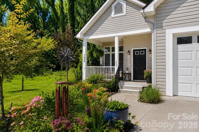 725 W Pine Street, Hendersonville, NC 28739