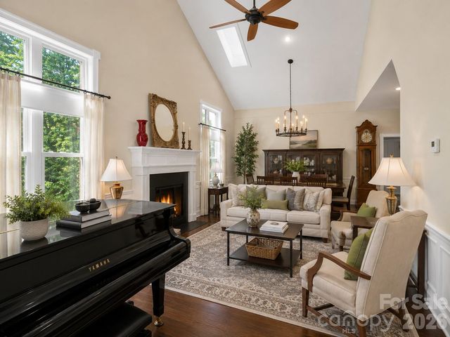 725 W Pine Street, Hendersonville, NC 28739