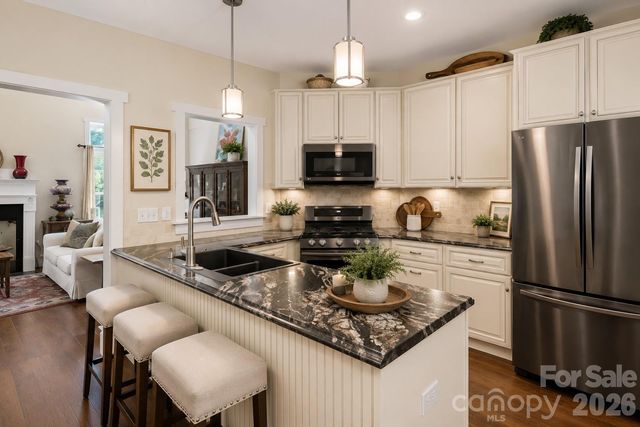 725 W Pine Street, Hendersonville, NC 28739