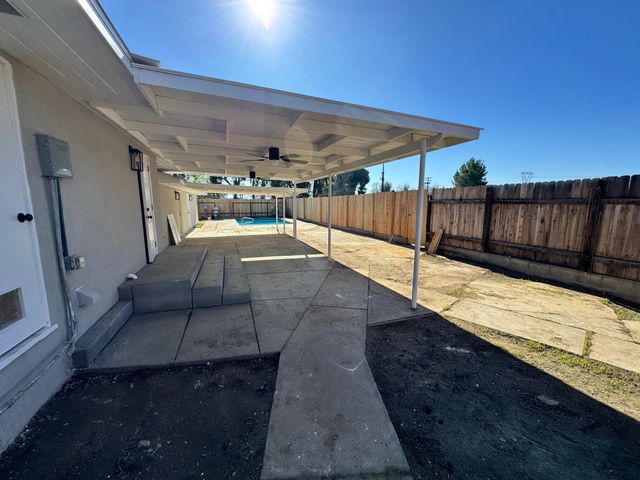 7900 Whirlaway Street, Bakersfield, CA 93307
