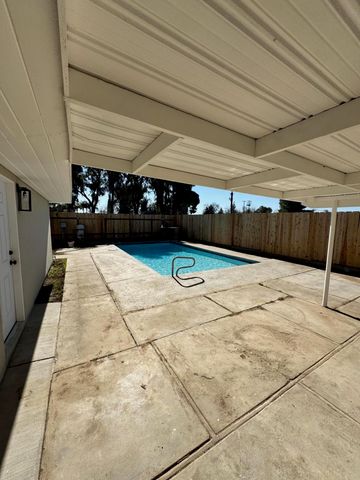 7900 Whirlaway Street, Bakersfield, CA 93307