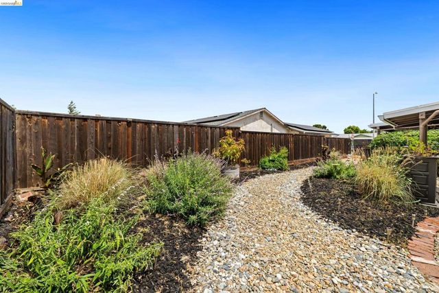 1621 Edgewood Dr, Oakley, CA 94561