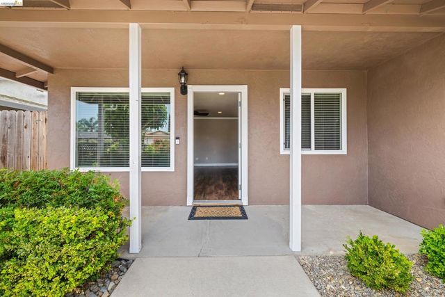 1621 Edgewood Dr, Oakley, CA 94561