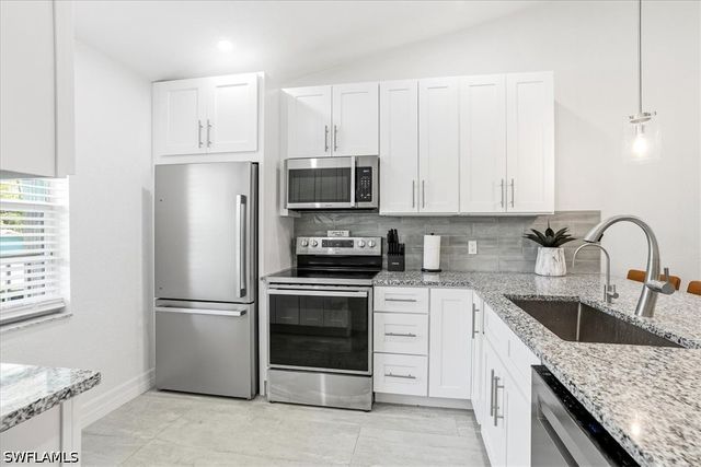 1714 Kings Lake BLVD 202, Naples, FL 34112