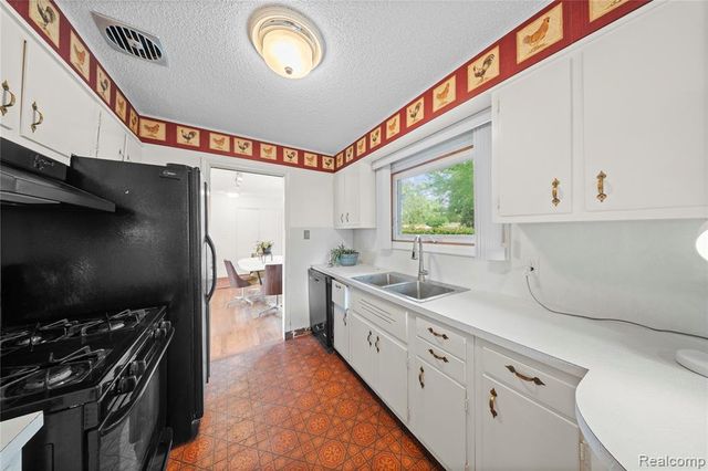 32515 Nottingham Knolls, Farmington, MI 48334