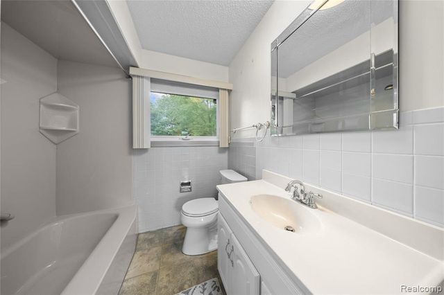 32515 Nottingham Knolls, Farmington, MI 48334