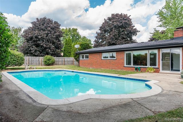 32515 Nottingham Knolls, Farmington, MI 48334