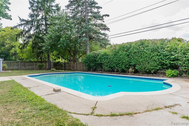 32515 Nottingham Knolls, Farmington, MI 48334