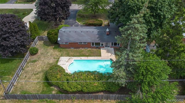 32515 Nottingham Knolls, Farmington, MI 48334