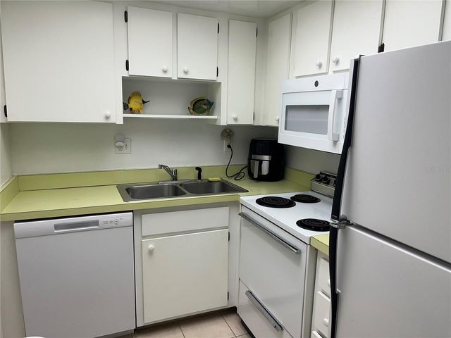 612 BIRD BAY DRIVE S 112CAR, Venice, FL 34285