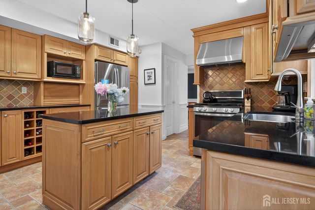 20 Apache Court, East Brunswick, NJ 08816
