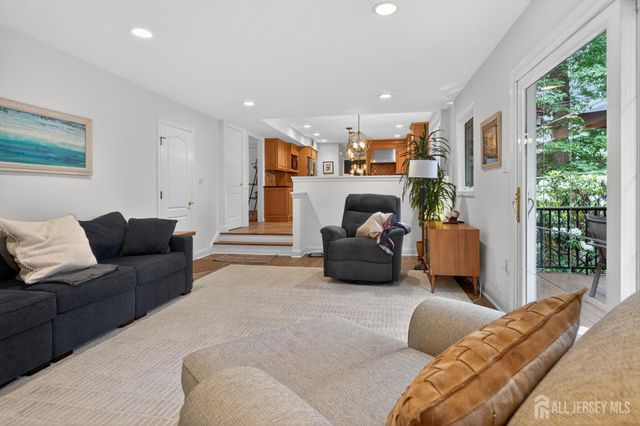 20 Apache Court, East Brunswick, NJ 08816