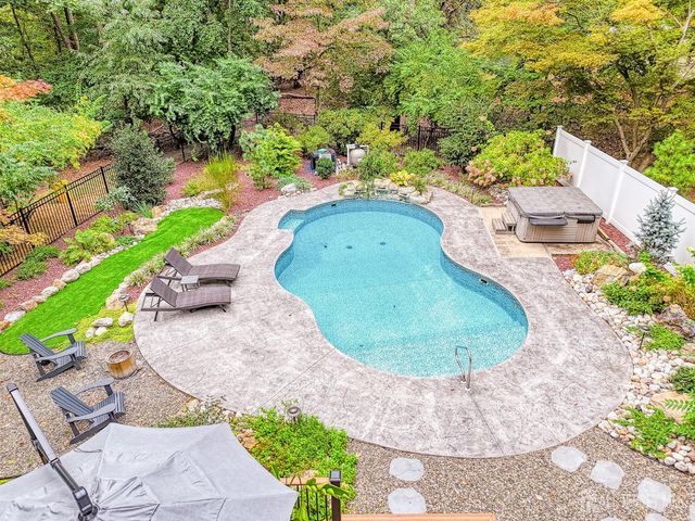 20 Apache Court, East Brunswick, NJ 08816