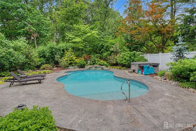 20 Apache Court, East Brunswick, NJ 08816