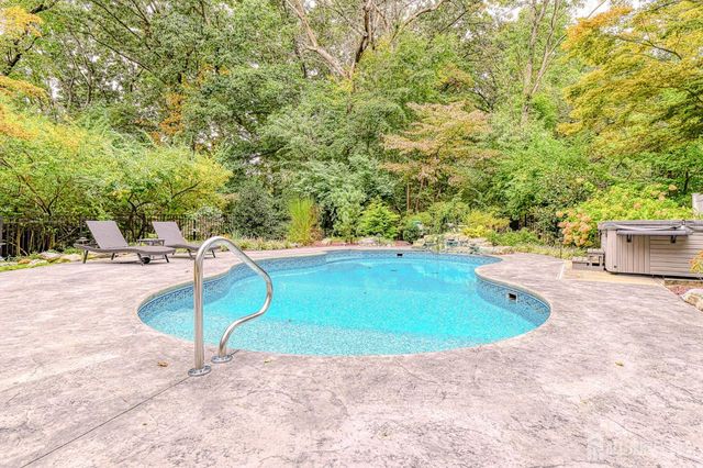 20 Apache Court, East Brunswick, NJ 08816