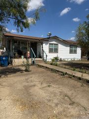 186 Ave G, Poteet, TX 78065