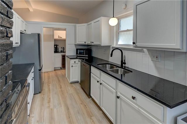 9800 Parkwood Avenue, Kansas City, MO 64137