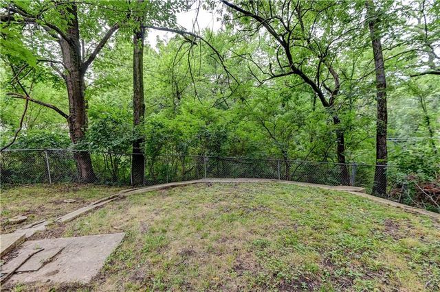 9800 Parkwood Avenue, Kansas City, MO 64137