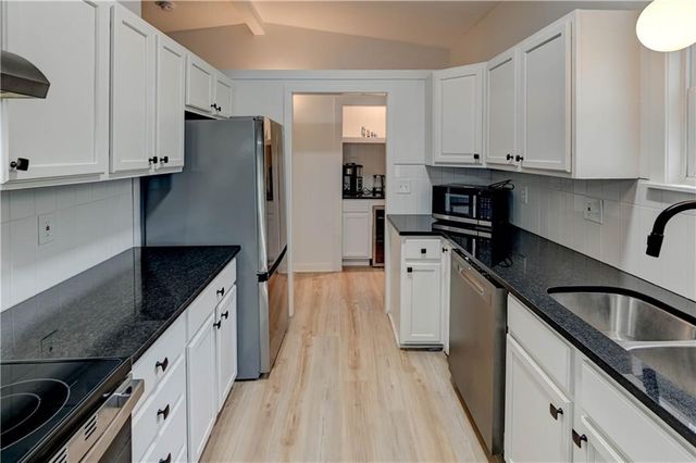 9800 Parkwood Avenue, Kansas City, MO 64137