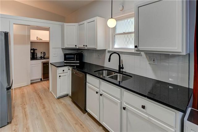 9800 Parkwood Avenue, Kansas City, MO 64137