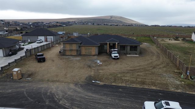 12407 Furlong Ln, Kennewick, WA 99338